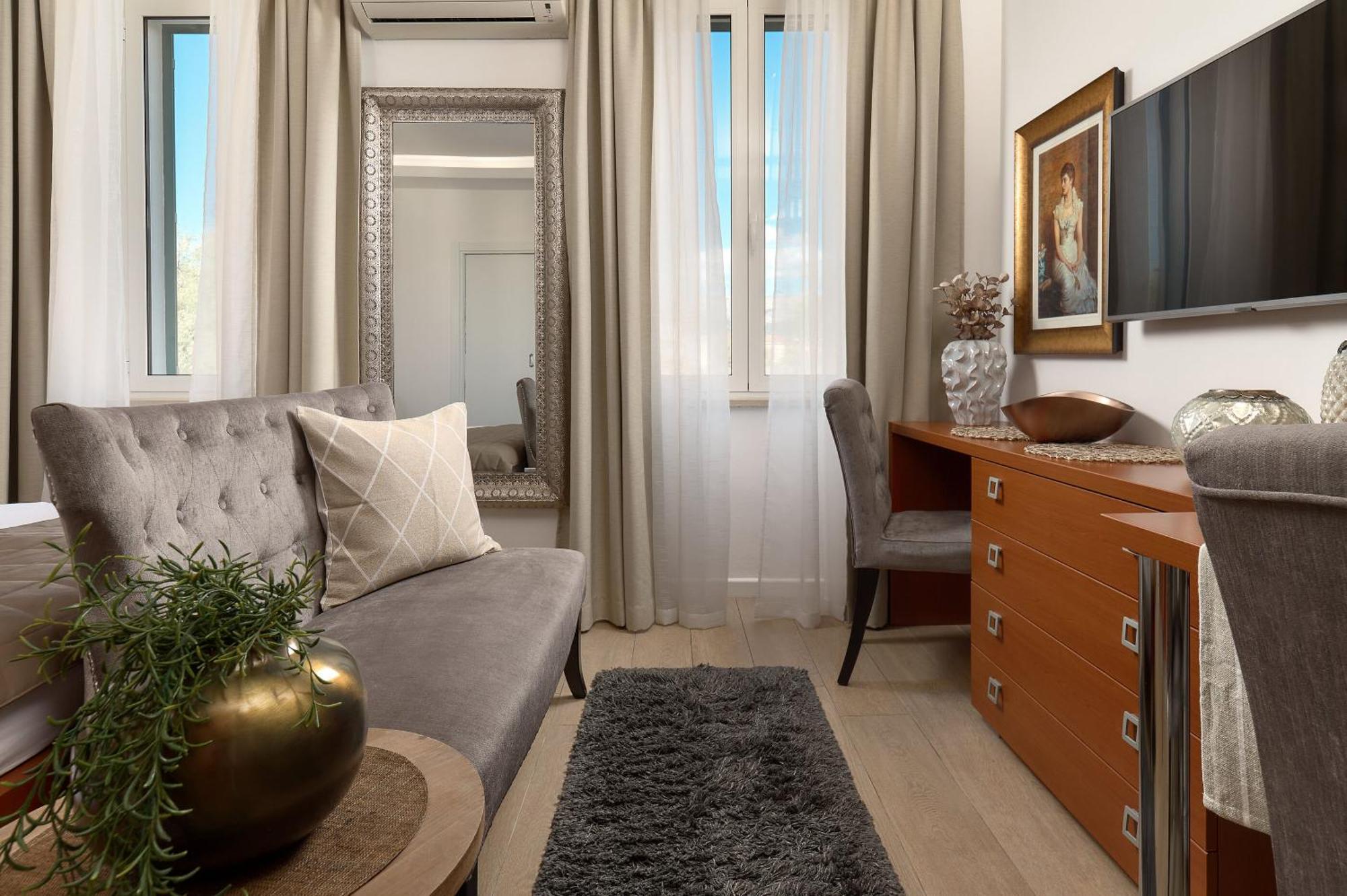 81 Apartment *