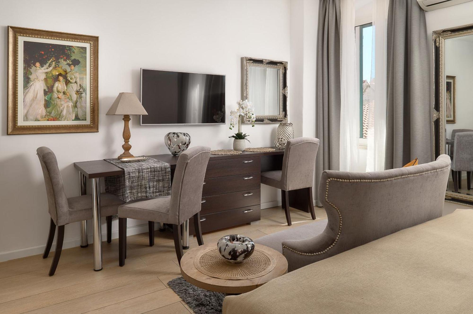 Apartment 81