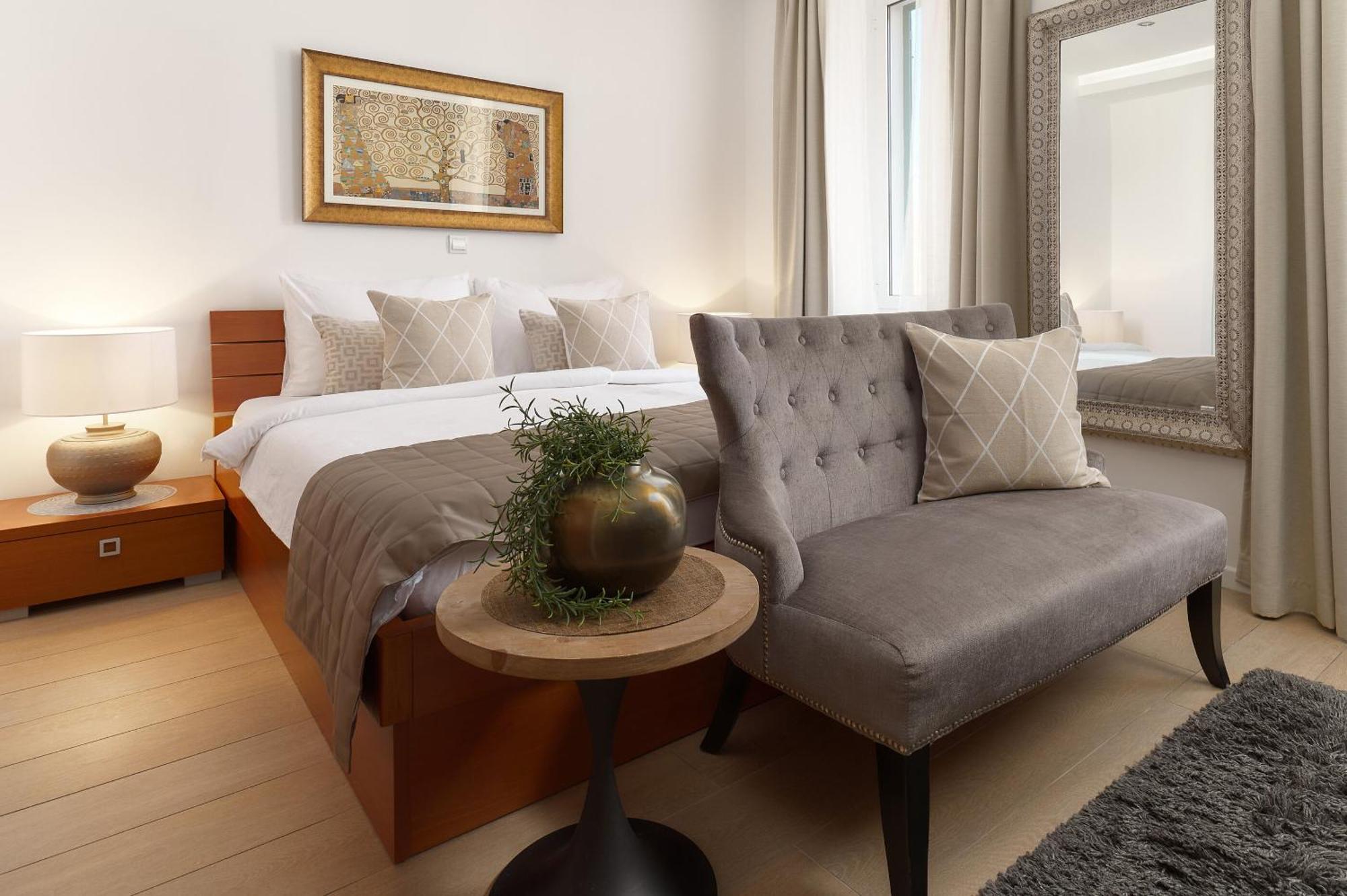 Apartment 81 *