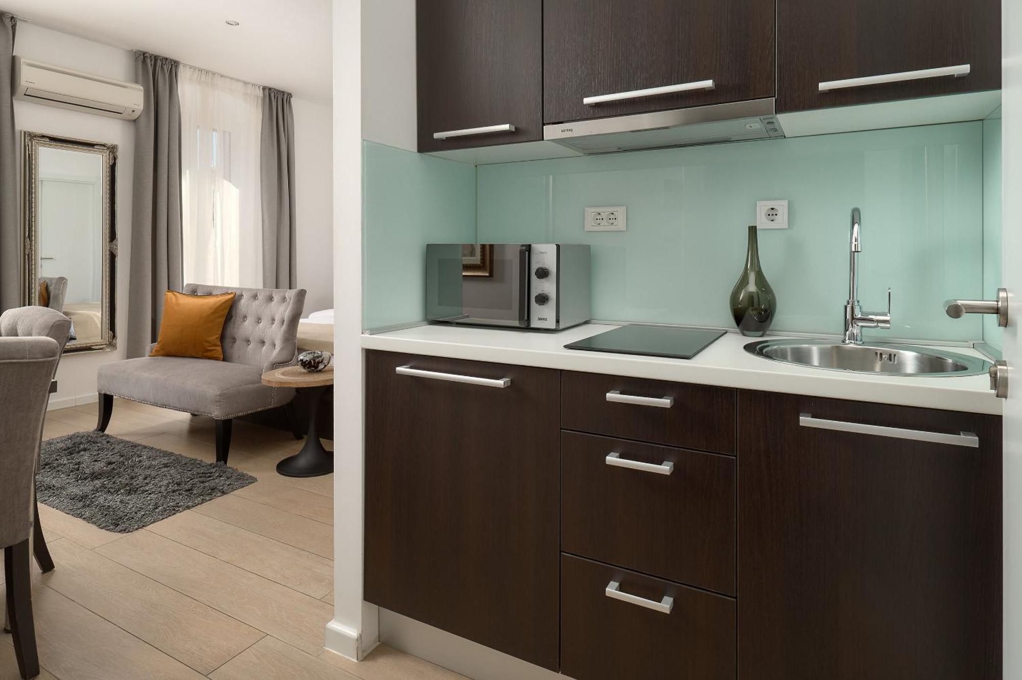81 Apartment *